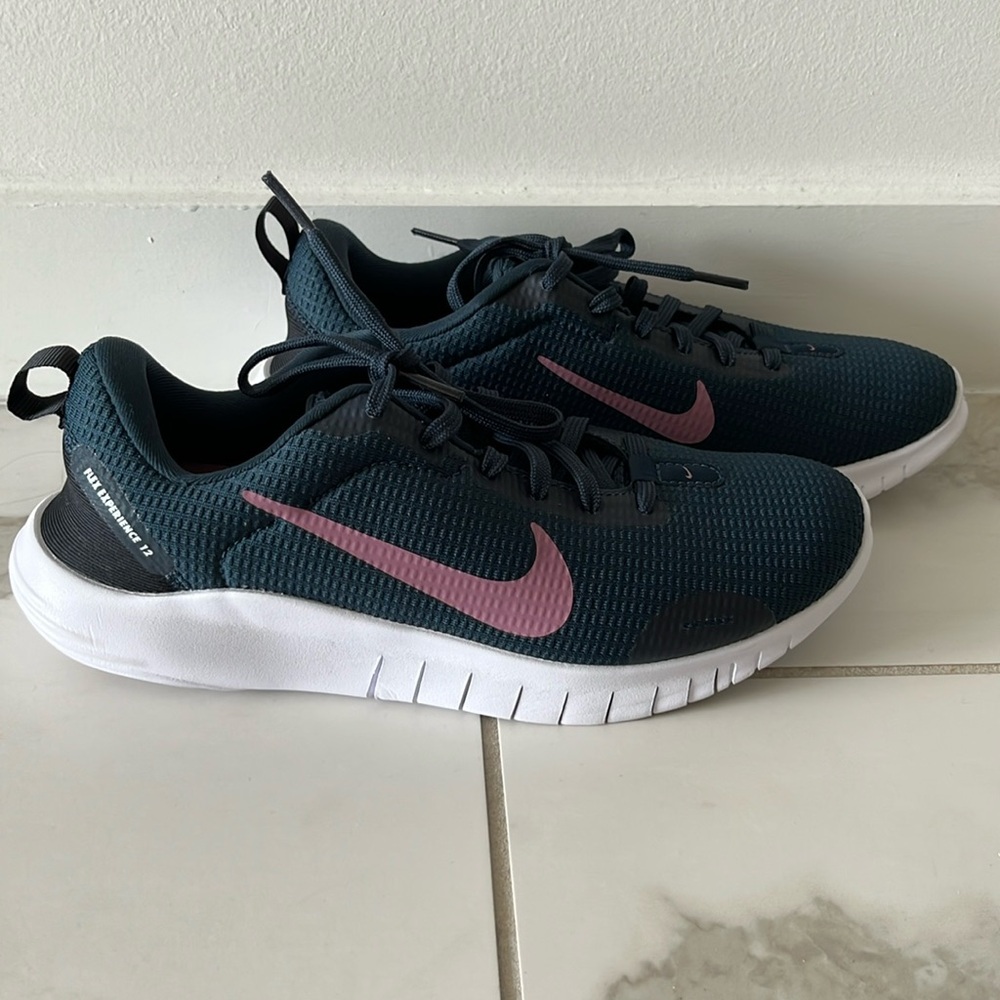 NEW Nike Flex Experience Run Sneaker Women's Size 8
